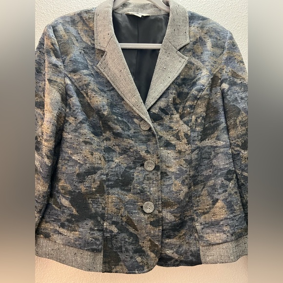 Your new Favorite Blazer - Picture 2 of 11